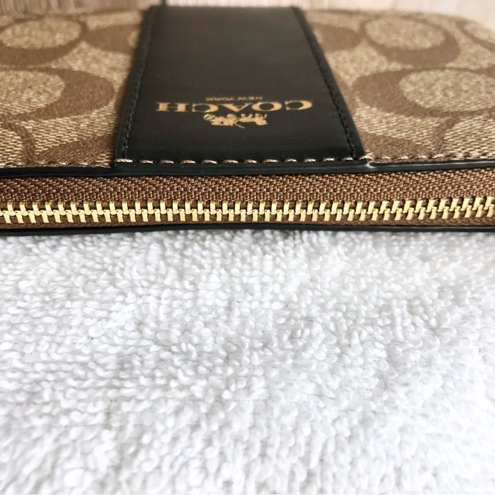 🆕 Coach Cross Zip Wristlet - Picture 5 of 7